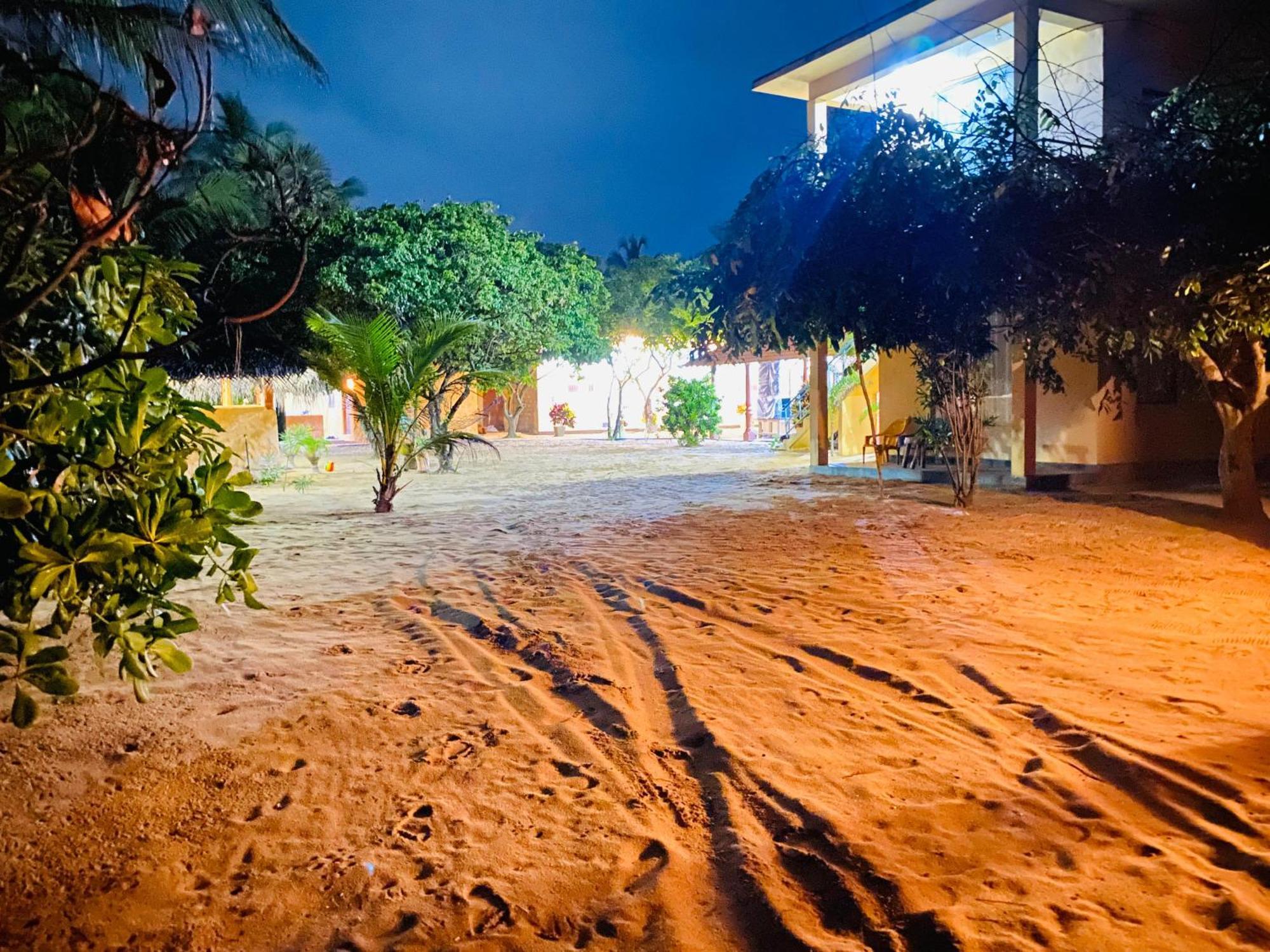 Dolphin Village Alankuda ภายนอก รูปภาพ